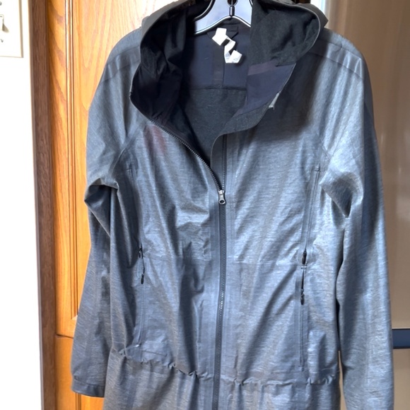 Lululemon Grey Rain Jacket - Rare  Size 8 - Picture 1 of 10